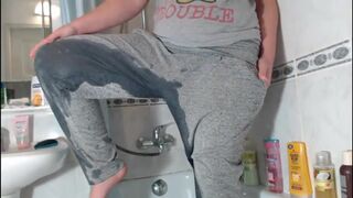 COMPLET SCAT MASTURBATION IN BATHROOM, ScatKings.com Scat Porn 7 ScatKings.com Scat Porn